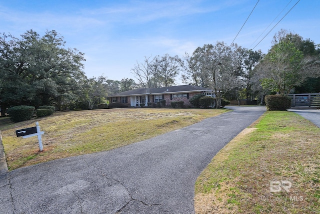 single story home featuring a front lawn