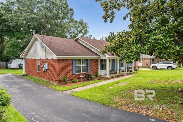 single story home with a front lawn