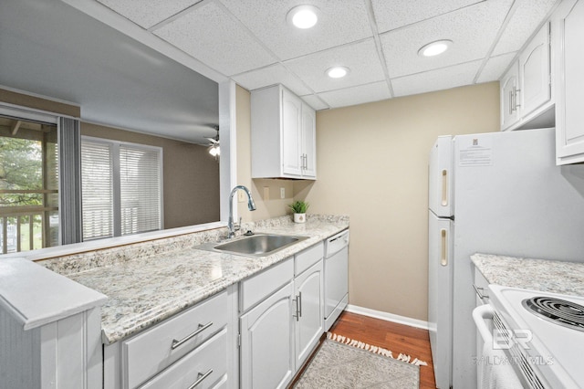 kitchen with ceiling fan, sink, white appliances, white cabinets, and hardwood / wood-style flooring