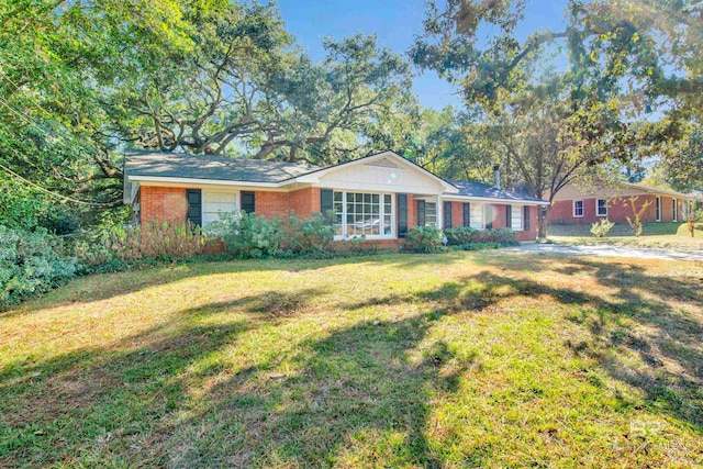 single story home featuring a front lawn