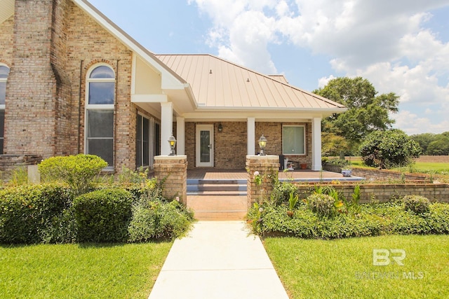 view of front of property with covered porch and a front lawn