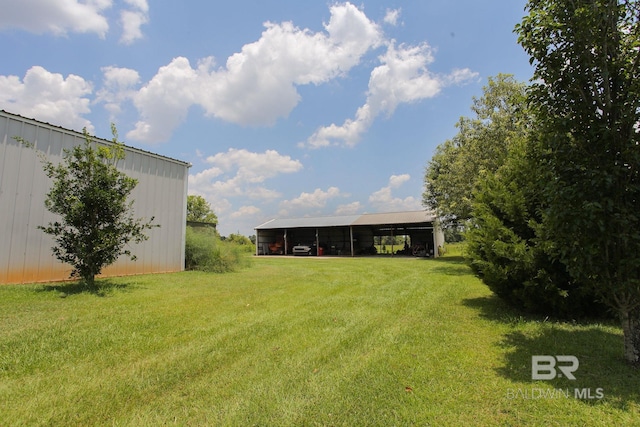 view of yard featuring an outbuilding