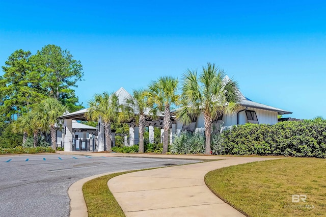 view of front facade with a front lawn