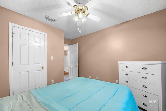 bedroom featuring ceiling fan, a closet, and a textured ceiling