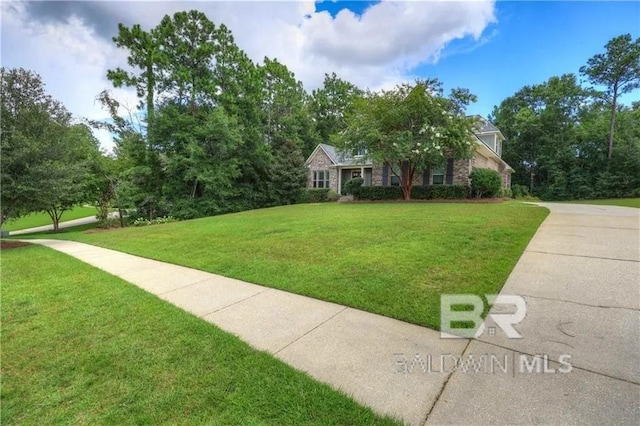 view of front of home featuring a front yard