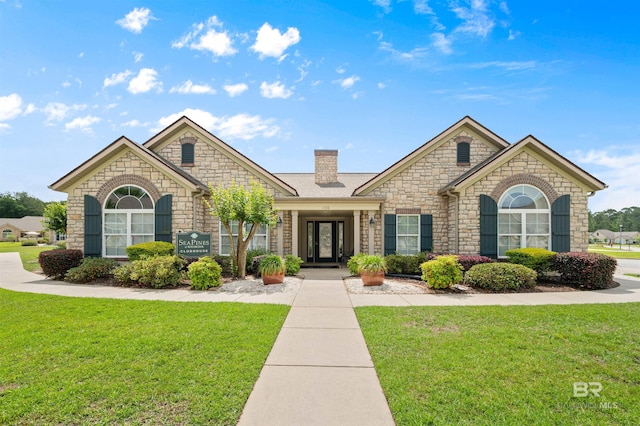 view of front of property featuring a front yard