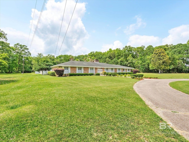 ranch-style house featuring a front lawn