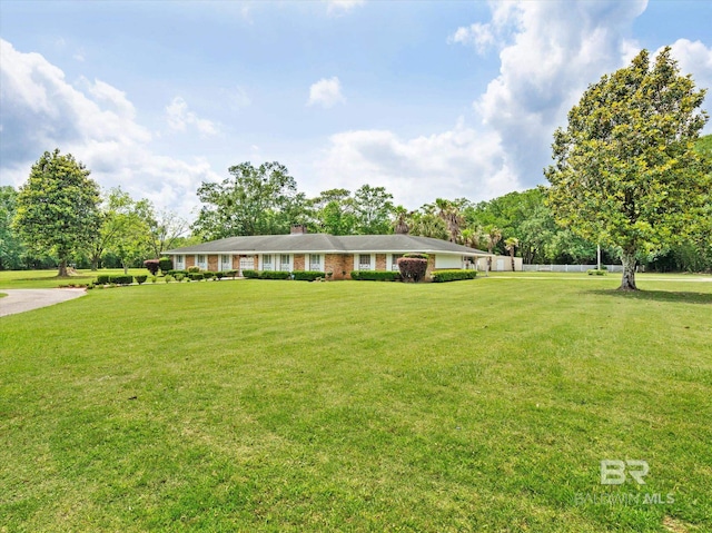 single story home with a front yard