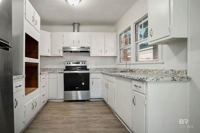 kitchen with sink, white cabinetry, stainless steel electric range, crown molding, and light hardwood / wood-style flooring