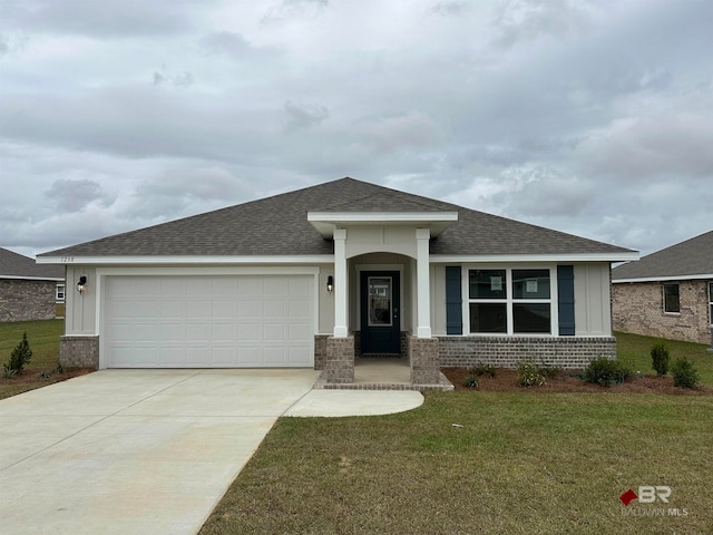 view of front of property featuring a front yard and a garage