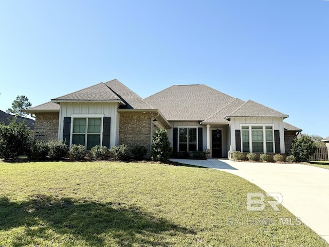 view of front of property featuring a front lawn