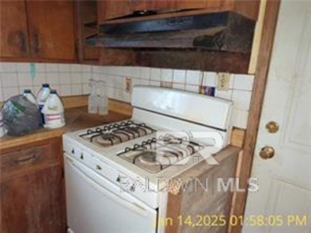 kitchen with white range with gas cooktop and decorative backsplash