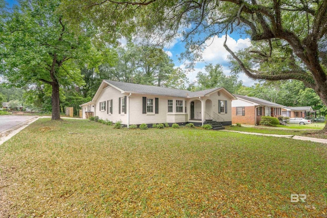 single story home with a front yard