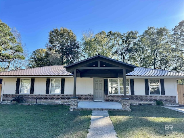 110 Lynnbrook Dr, Brewton, AL 36426 - ranch-style home featuring a front lawn
