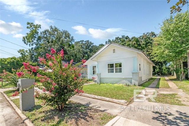 view of front of home featuring a front lawn