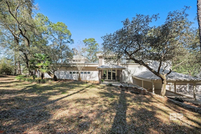 back of house featuring a lawn