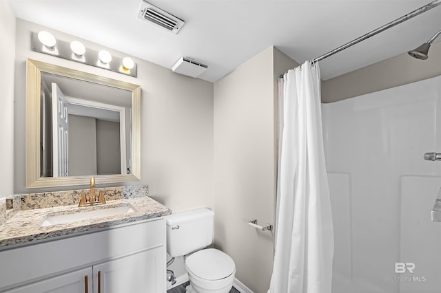 full bath featuring toilet, vanity, a shower with shower curtain, and visible vents