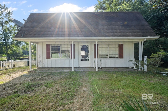 view of front of house with covered porch and a front lawn