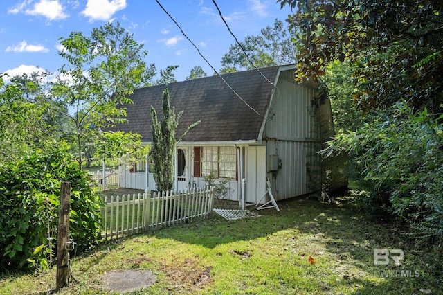 view of front of property featuring a front yard