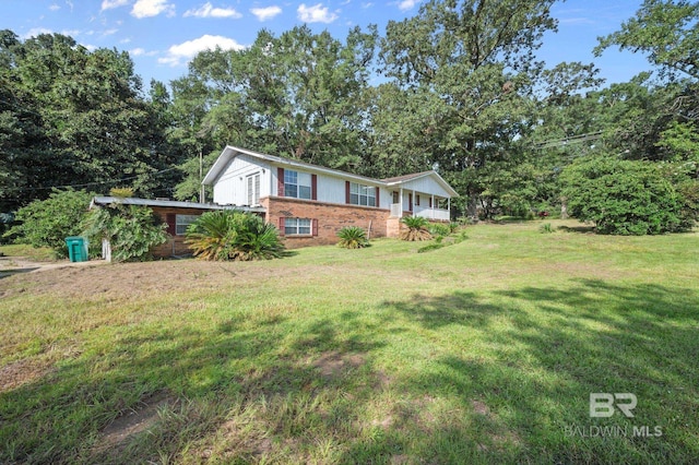 view of front of property featuring a front lawn