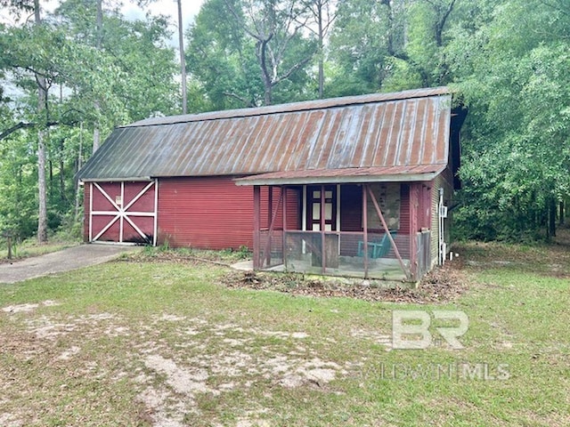 view of barn with a yard