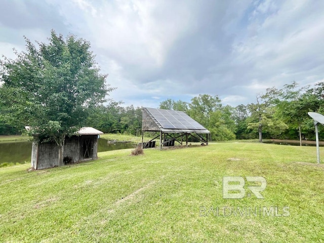 view of yard with an outbuilding