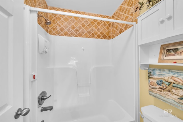 bathroom featuring toilet and tiled shower