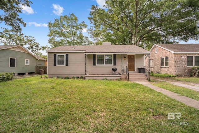 single story home featuring a front yard