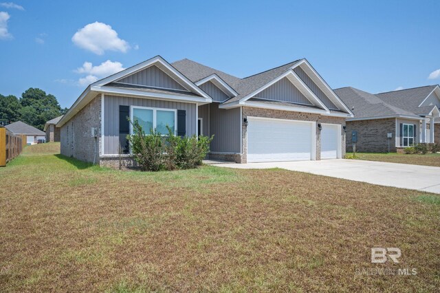 view of front facade featuring a front yard