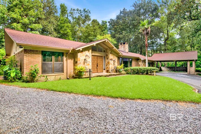 single story home with a front lawn