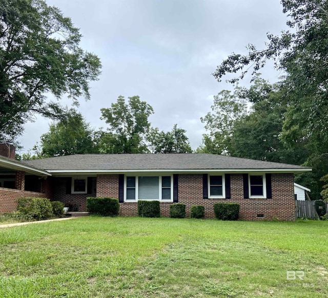 ranch-style house featuring a front lawn