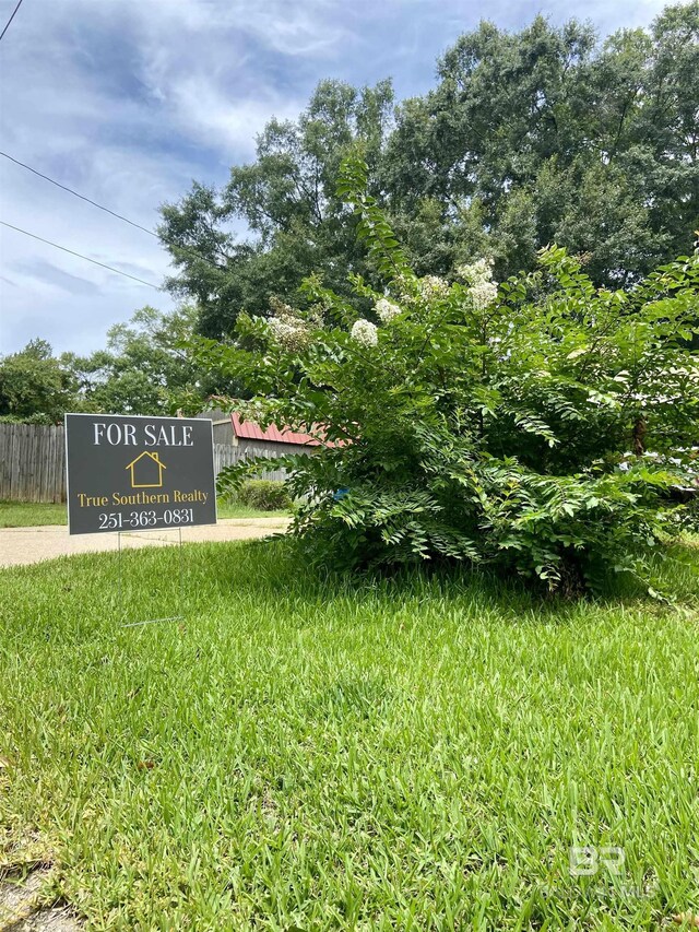 community sign featuring a yard