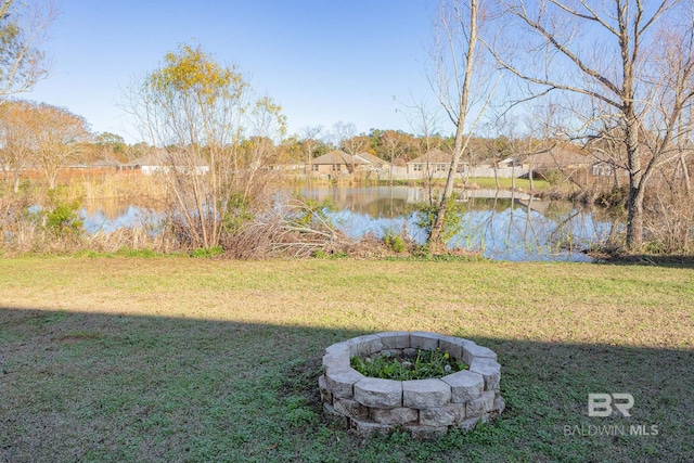 view of yard featuring a water view