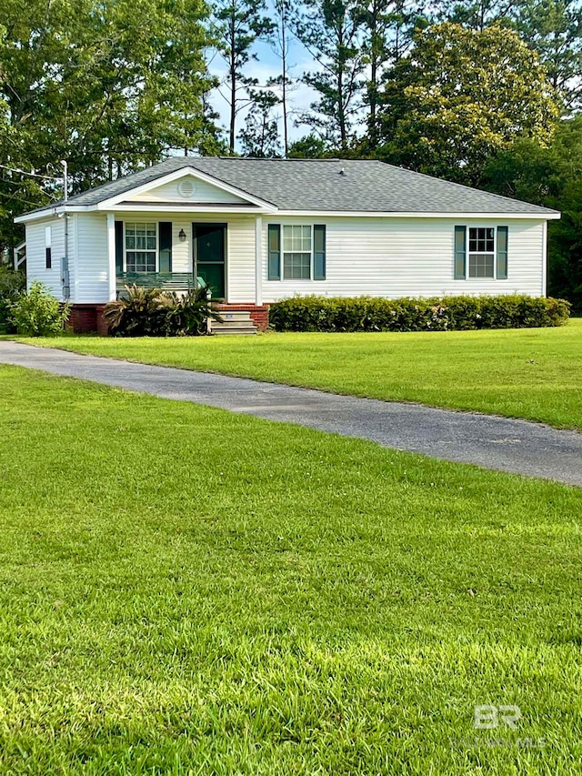 single story home with a front lawn