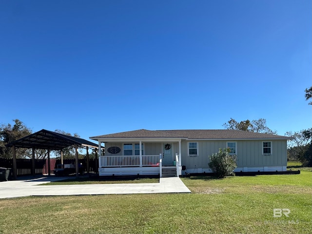 view of front of home featuring a carport, covered porch, and a front yard