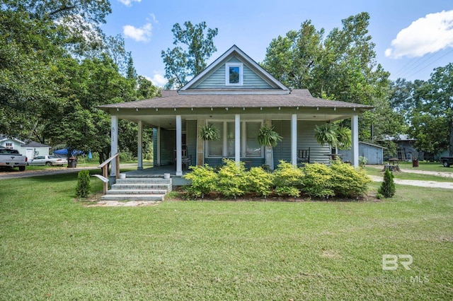 farmhouse-style home featuring a porch and a front lawn