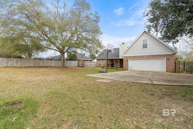 view of yard with a garage