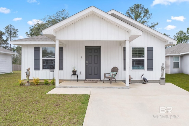 view of front of property with a front lawn and a porch