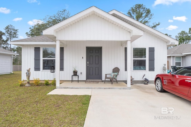 view of front of house featuring a porch and a front yard