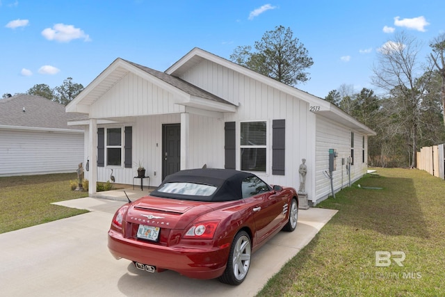 view of front of house featuring roof with shingles and a front lawn