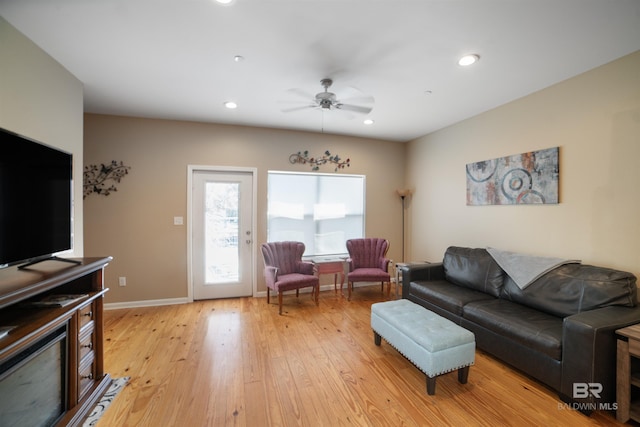 living room with recessed lighting, baseboards, light wood-style floors, and ceiling fan