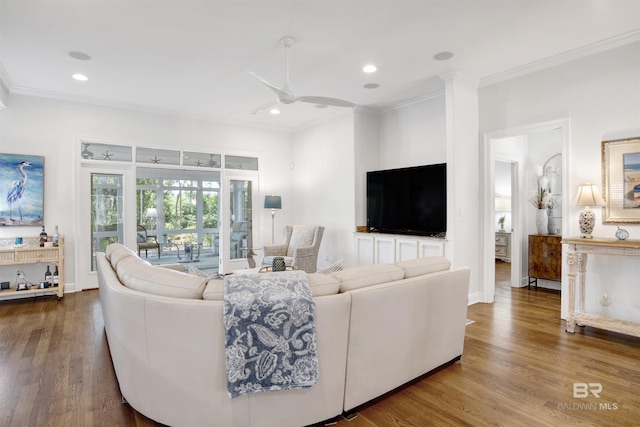 living area with baseboards, recessed lighting, a ceiling fan, crown molding, and wood finished floors
