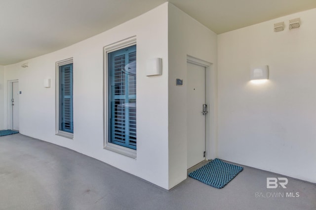 property entrance featuring stucco siding