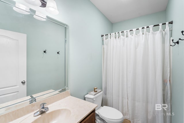 full bathroom featuring curtained shower, toilet, and vanity