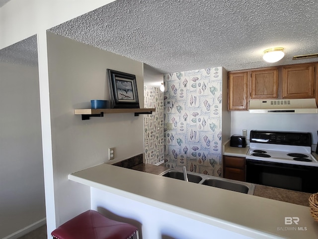 kitchen with kitchen peninsula, a breakfast bar, a textured ceiling, white electric range oven, and sink