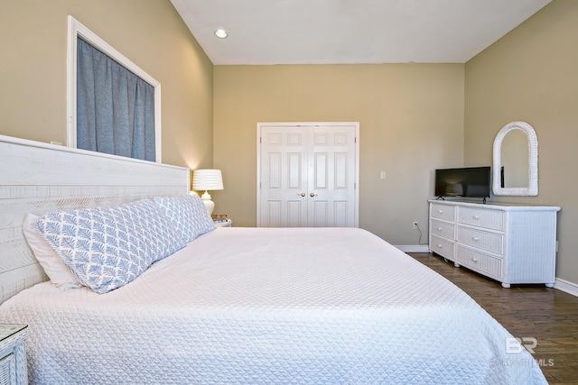 bedroom featuring dark wood-type flooring, recessed lighting, a closet, and baseboards