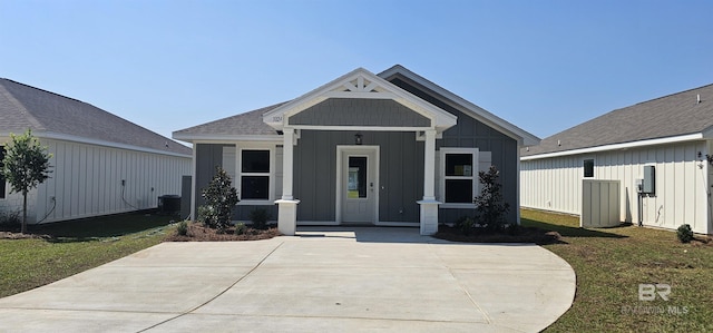 view of front facade featuring a porch and a front lawn