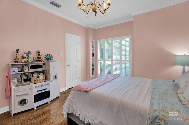 206 N Cir, Fairhope, AL 36532 - bedroom with visible vents, baseboards, an inviting chandelier, ornamental molding, and wood finished floors