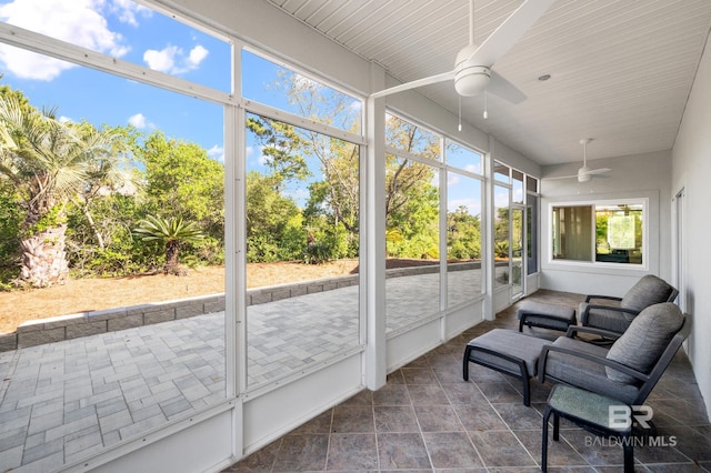 sunroom with ceiling fan