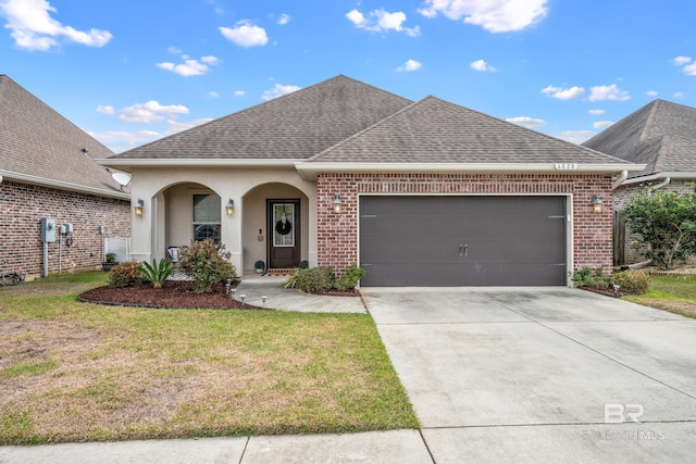 view of front facade featuring a front yard, roof with shingles, driveway, and an attached garage